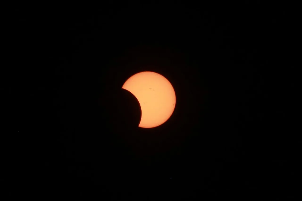 Eclipses solares acontecem logo após eclipse lunar