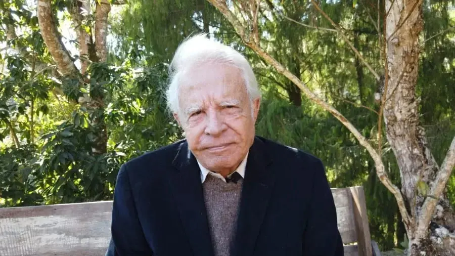 Imagem da notícia: Famosos prestam homenagens ao jornalista Cid Moreira