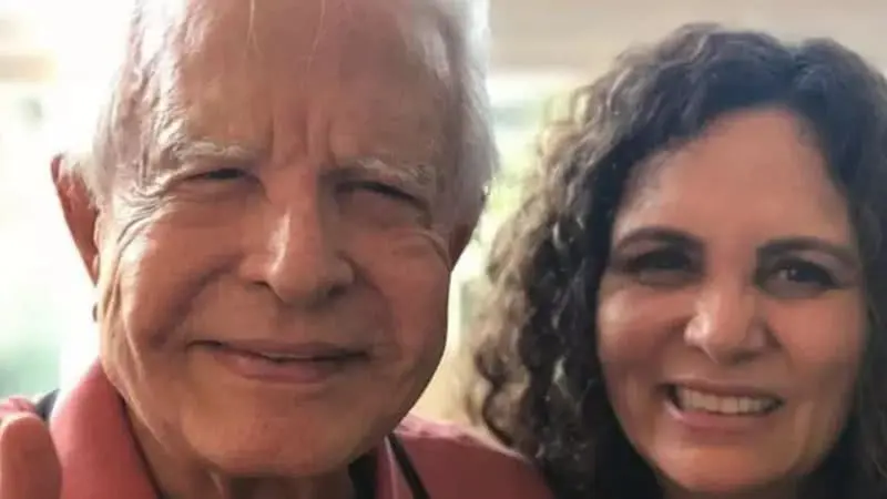 Imagem da notícia: Cid Moreira ficou um mês internado 'em segredo' antes de morrer, revela esposa