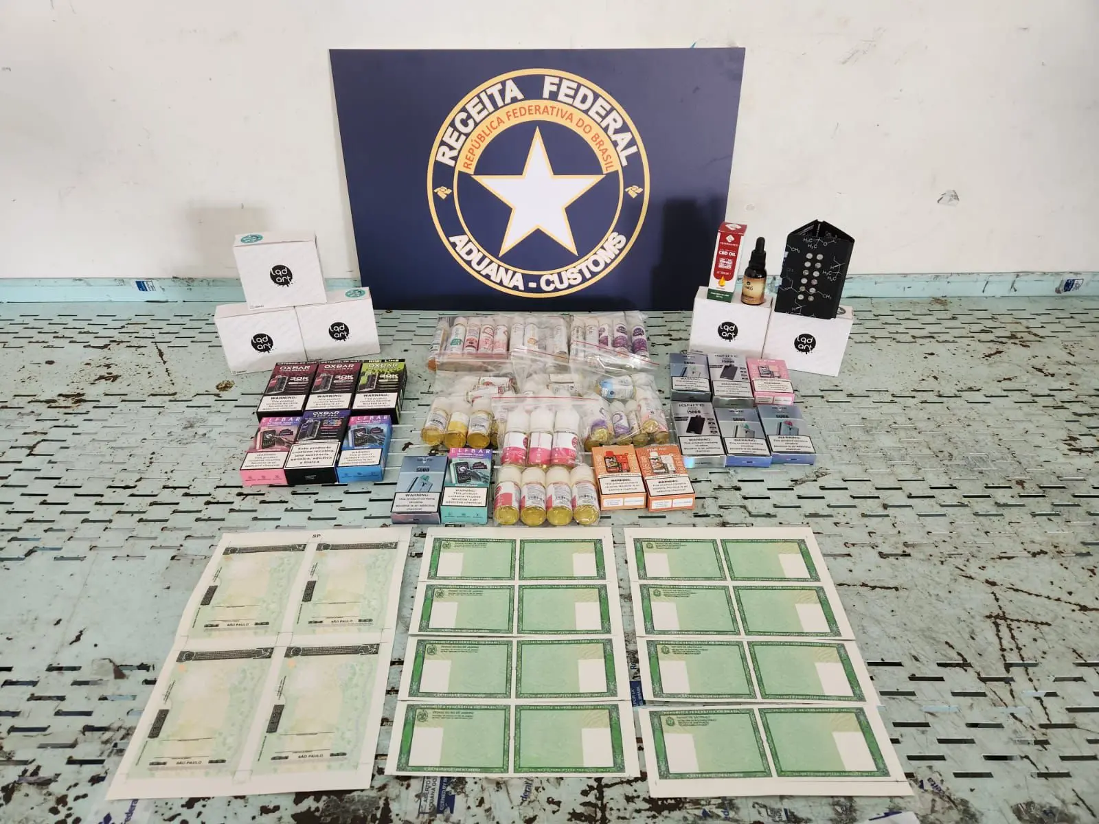 Imagem da notícia: Receita apreende cigarros eletrônicos, anabolizantes e 'maconha' líquida no Aeroporto de Fortaleza