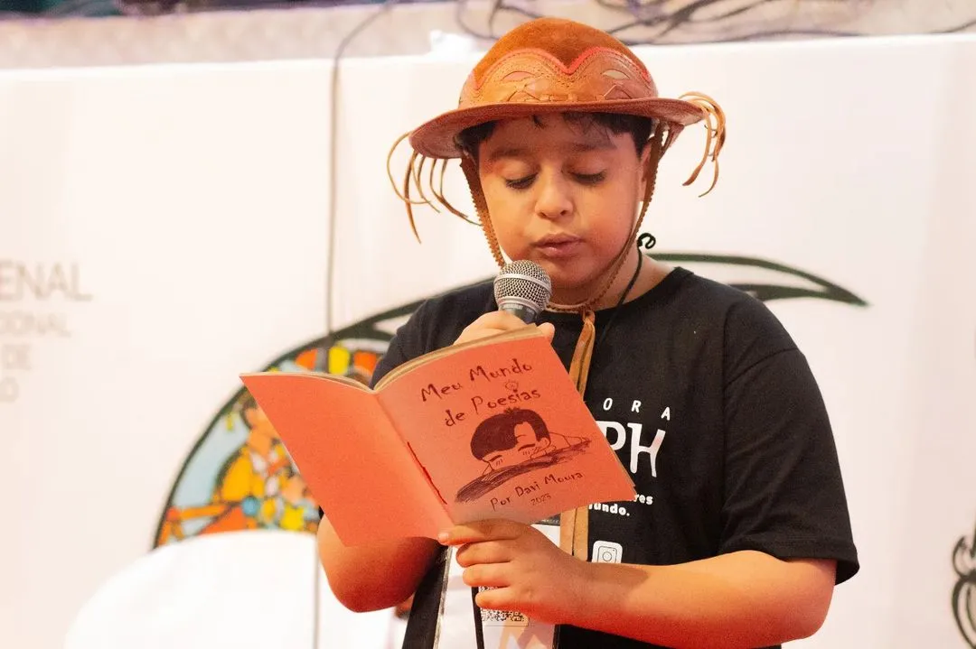 Com apenas 10 anos, Davi Moura já lançou o livro de estreia na Bienal e em outros eventos