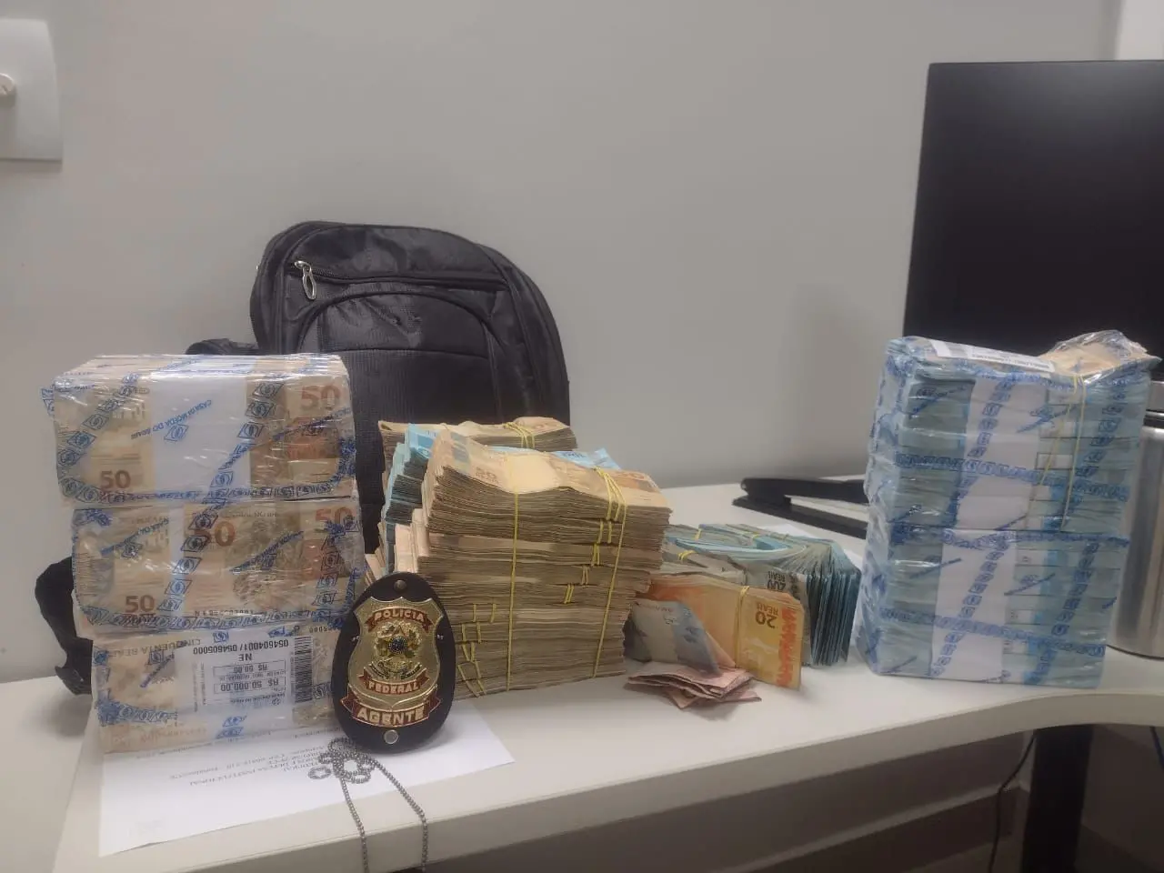 Imagem da notícia: PF apreendeu pelo menos R$ 2,4 milhões suspeitos para compra de votos no Ceará nesta eleição