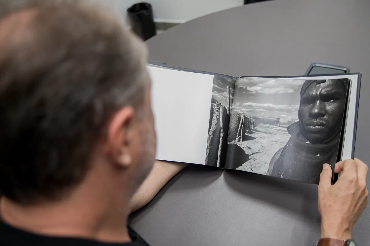 Fotografias são reunidas em livros