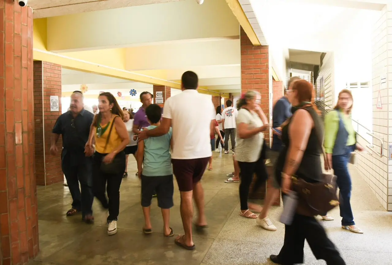 Imagem da notícia: Criança pode entrar na cabine de votação? Saiba se é permitido