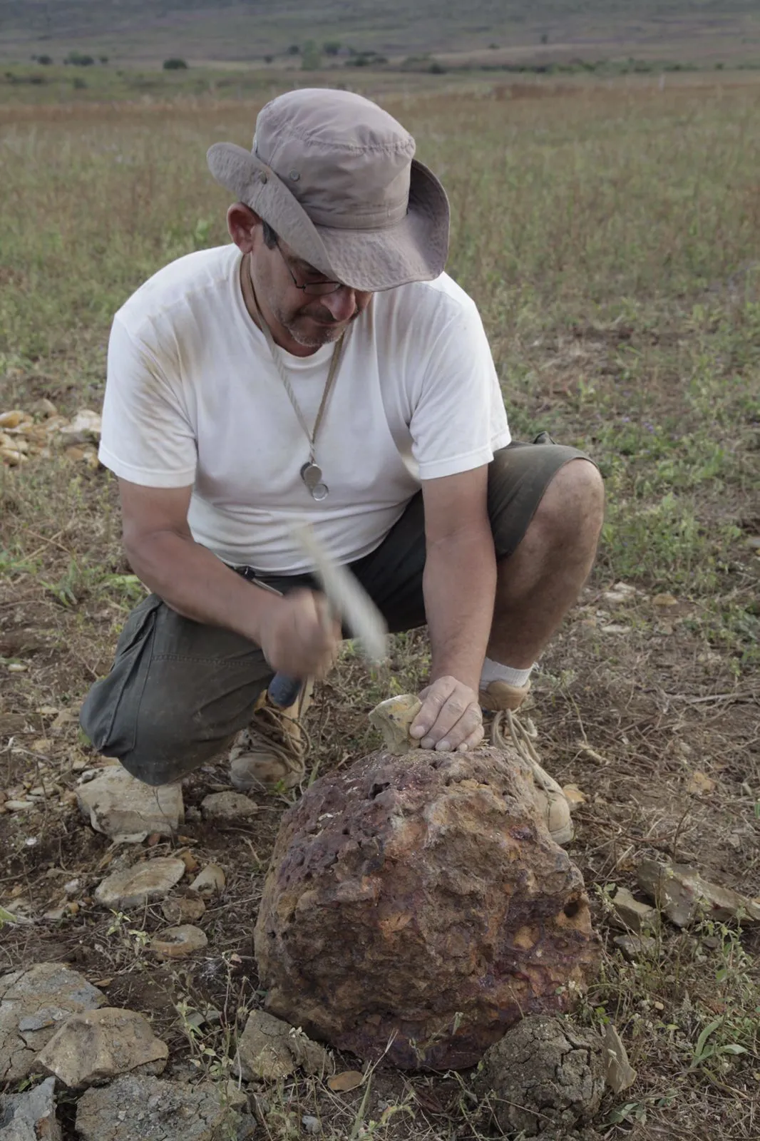 Há quase 30 anos, Álamo Saraiva se dedica a descobrir segredos escondidos no solo e nas rochas do Cariri