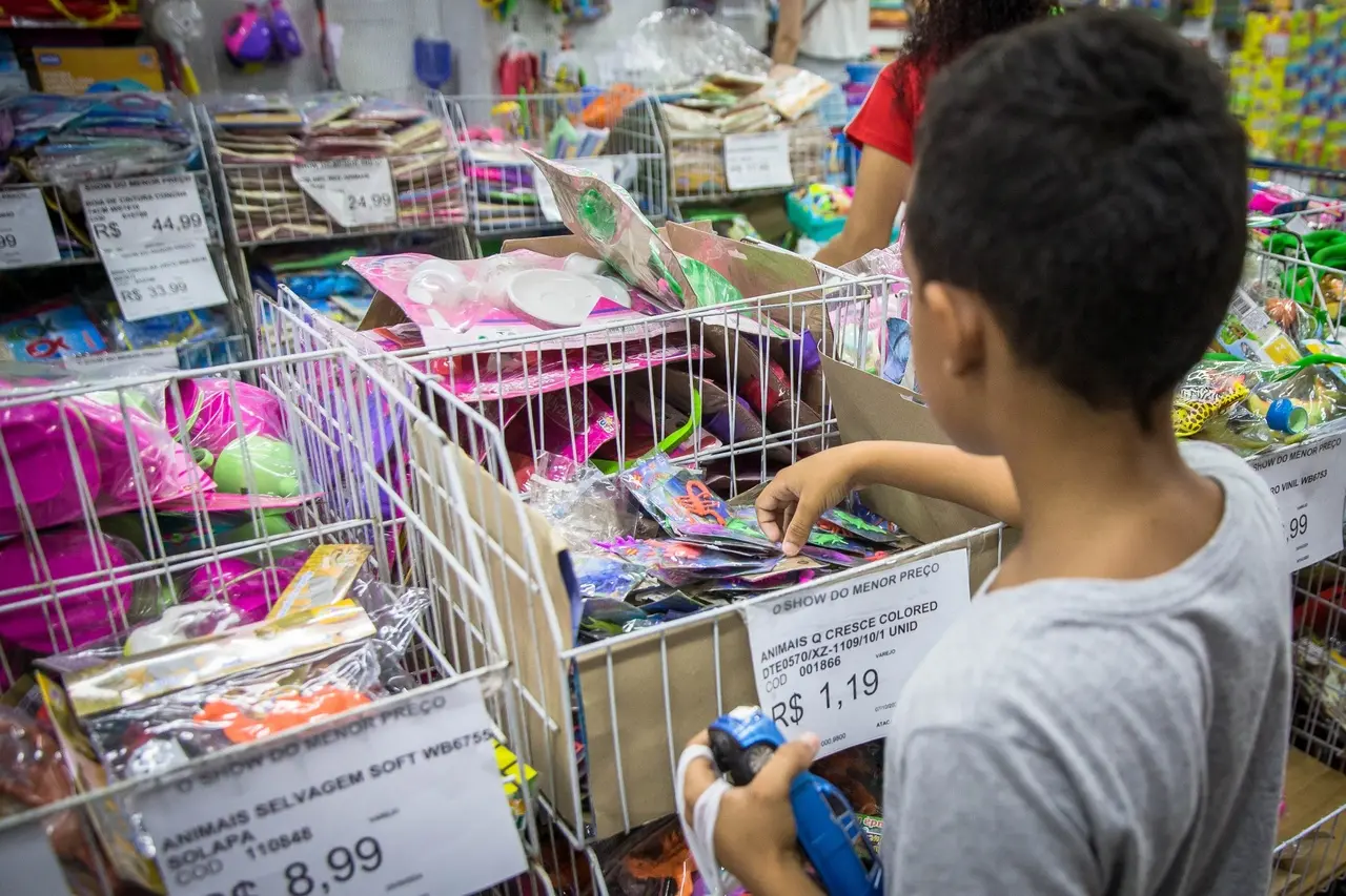 Imagem da notícia: Com brinquedos por menos de R$ 1, lojas do Centro de Fortaleza triplicam vendas para o Dia das Crianças