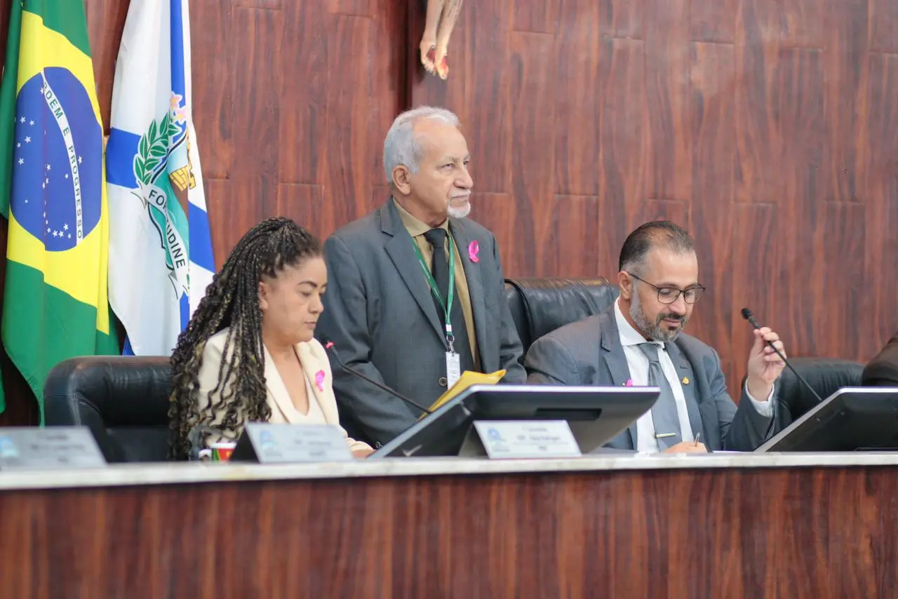 Imagem da notícia:  Vereadores retornam à Câmara Municipal de Fortaleza sob articulação de apoios no 2º turno