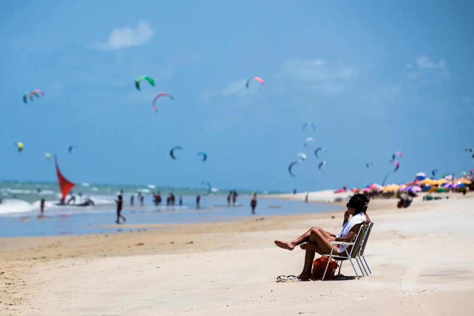 Imagem da notícia: Aliado na 'cura' do corpo e mente, saiba como o mar pode ajudar na saúde mental da população 