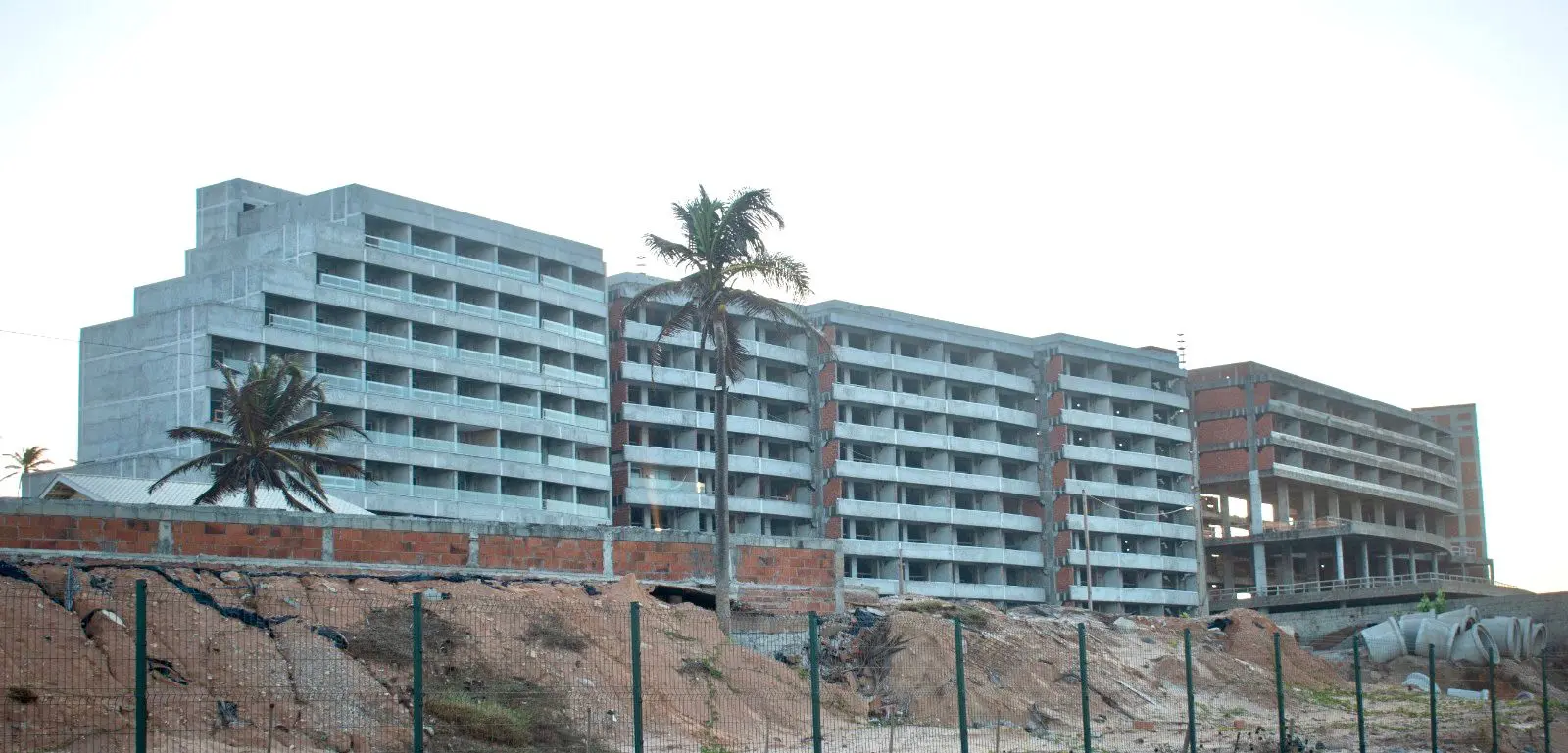 Imagem da notícia: O que está por trás da não entrega do Hard Rock Hotel Fortaleza na Praia de Lagoinha?