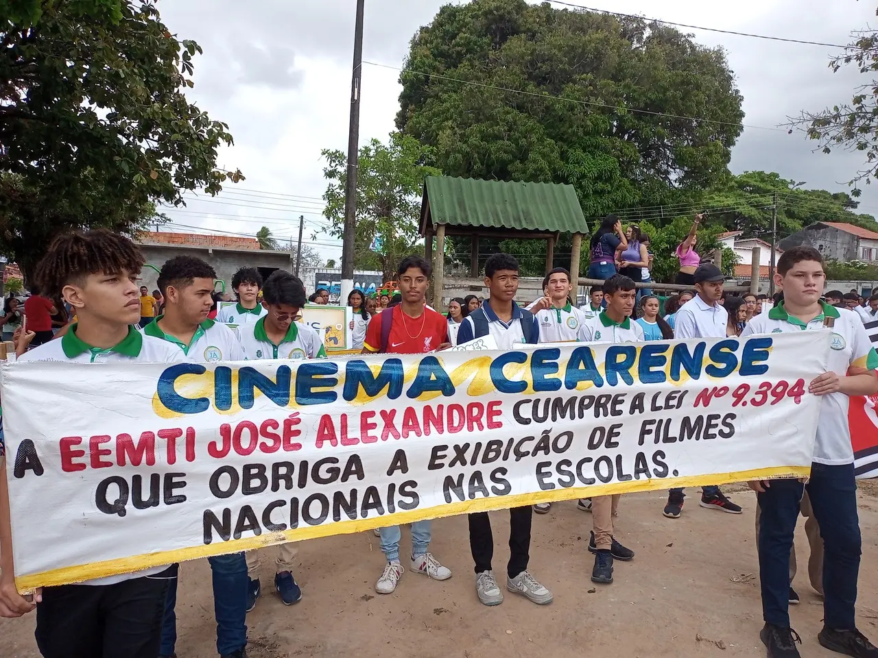Escolas da educação básica do Brasil precisam exibir filmes nacionais por no mínimo duas horas por mês; projeto da EEMTI José Alexandre, em Caucaia, tem projeto que cumpre lei
