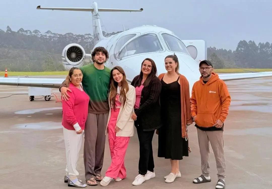 Imagem da notícia: De férias, Nattan viaja no próprio avião com a namorada e a família para três países