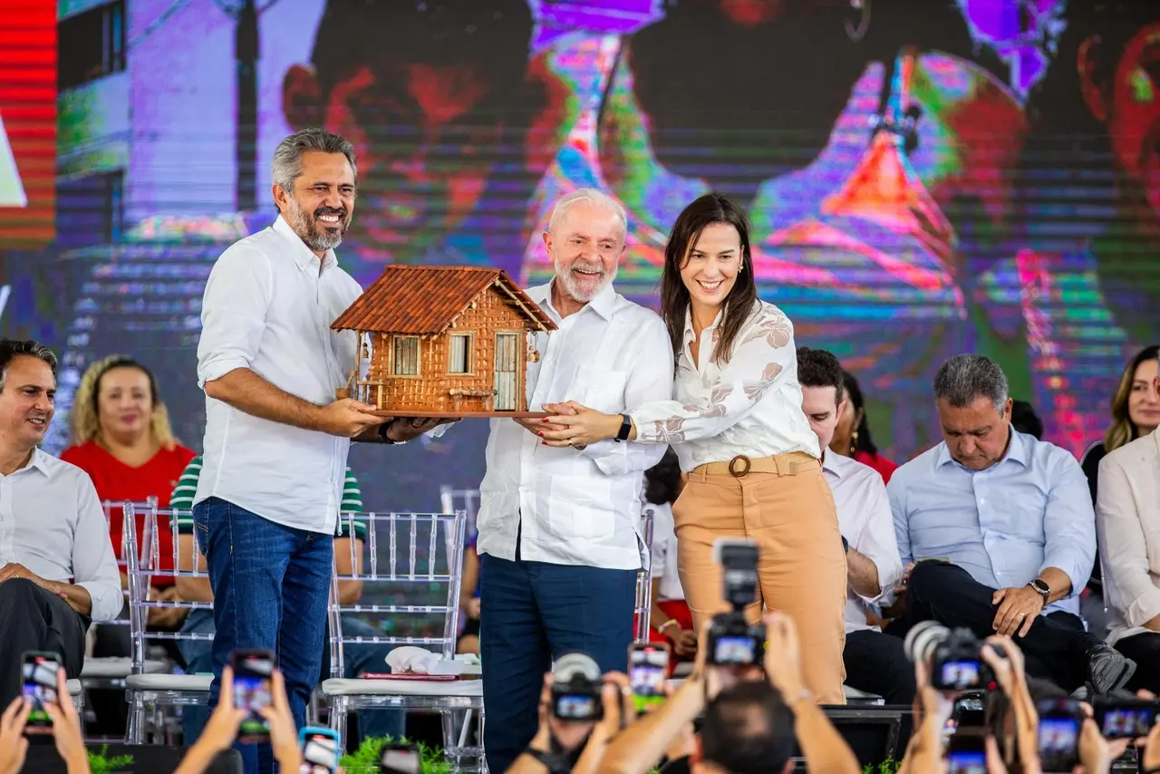 Imagem da notícia: Em meio à campanha acirrada em Fortaleza, Lula entrega 1,2 mil casas e conclui residencial 'gigante'