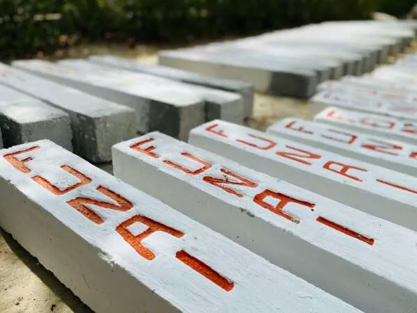 Estacas com selos marcam onde o território começa e termina