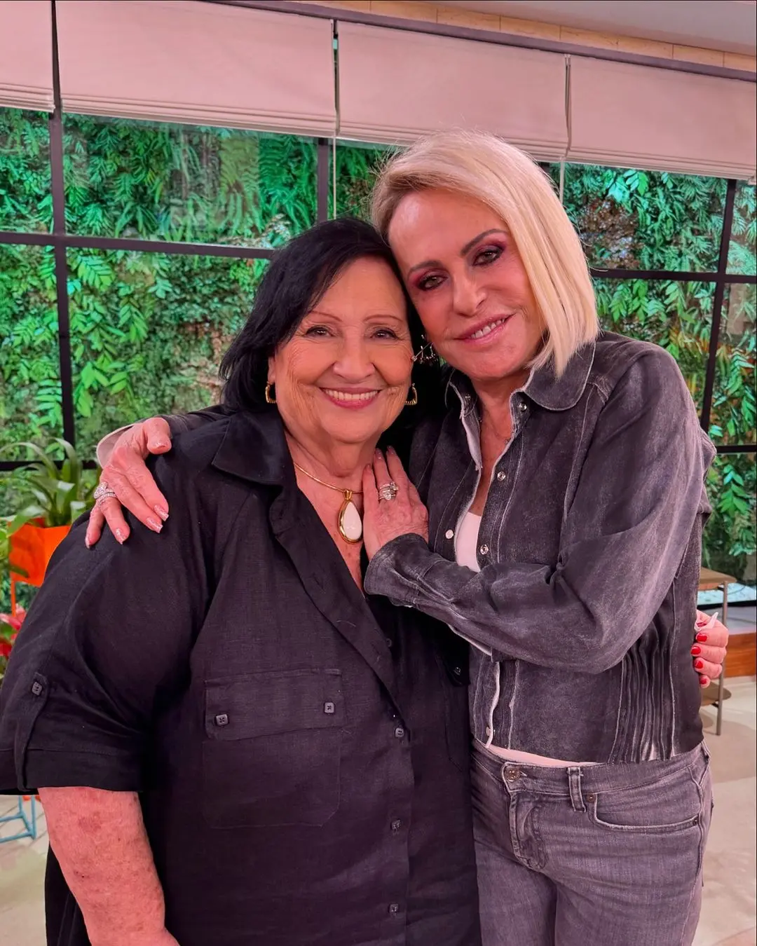 Imagem da notícia: Dona Déa se emociona ao falar de Paulo Gustavo no 'Mais Você': 'Ele está bem'