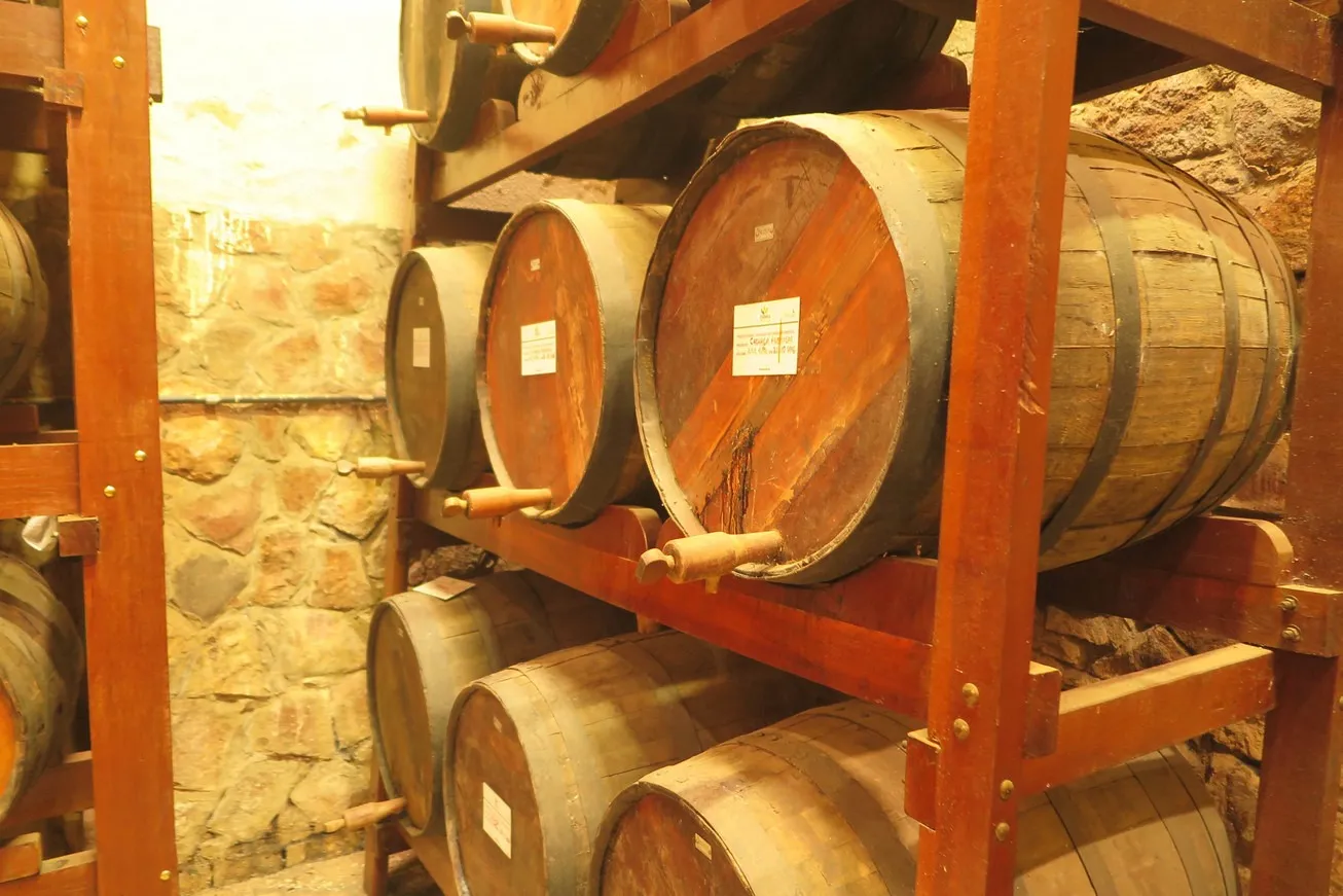 Alambique de cachaça artesanal. Viçosa do Ceará se tornou a capital da cachaça no Ceará após sanção do governador Elmano de Freitas em janeiro de 2023