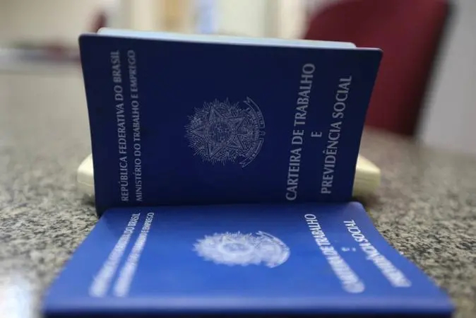 Duas carteiras de trabalho sobre uma mesa