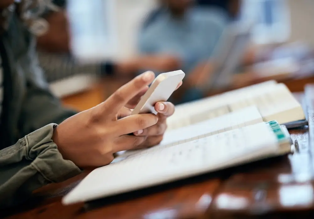 Imagem da notícia: Com uso banido até no recreio, projeto que proíbe celulares nas escolas volta a tramitar na Câmara