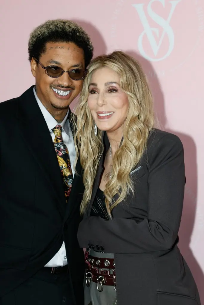Imagem da notícia: Cher e namorado trocam carinhos no tapete vermelho do desfile Victoria's Secret 2024