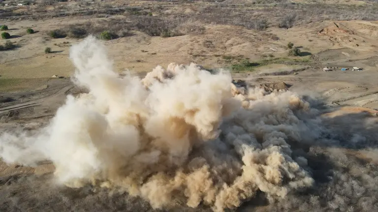 Imagem da notícia: Dinamite explode rocha e abre caminho para o Ramal do Salgado