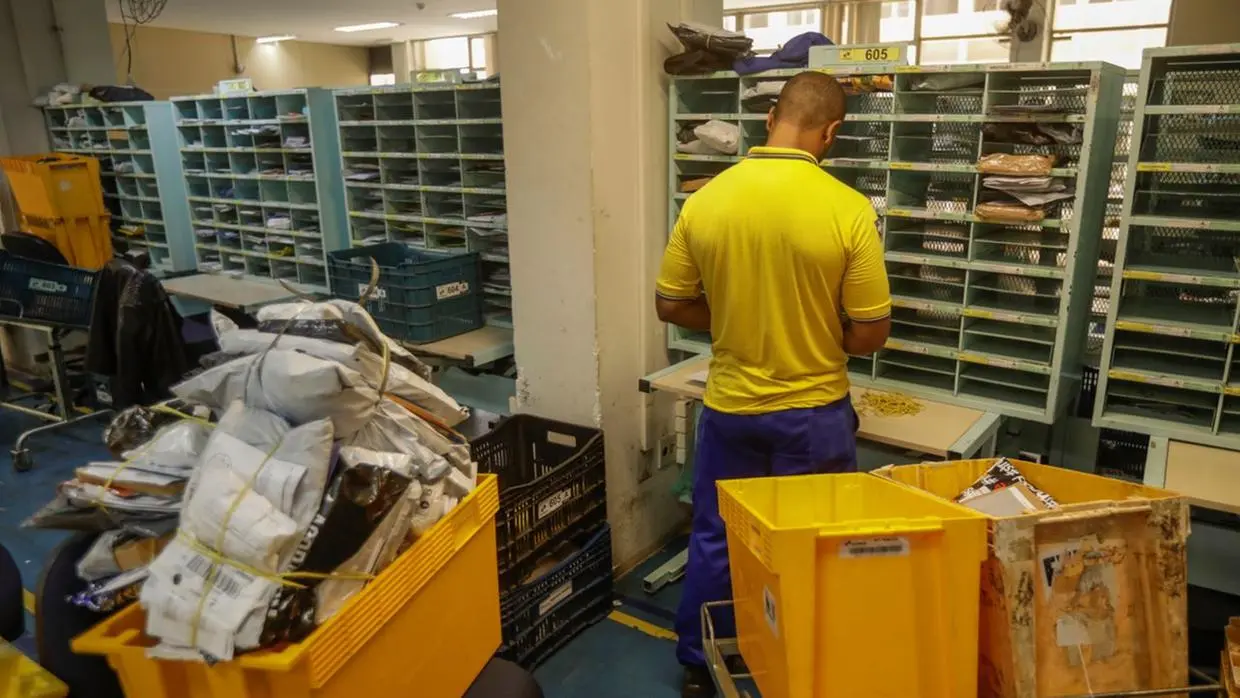Imagem da notícia: O que faz um arquivista dos Correios? Confira detalhes da vaga de concurso público