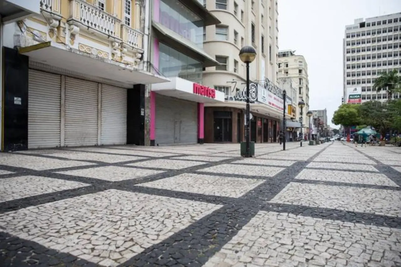 Praça do Ferreira com comércios fechados
