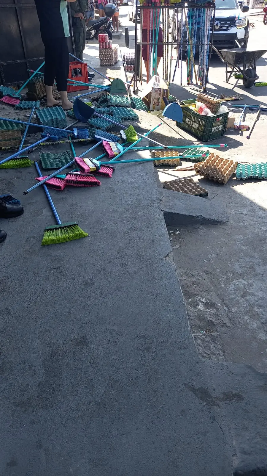 Imagem da notícia: Mercadinho onde dono foi assassinado é invadido e saqueado no bairro Pirambu, em Fortaleza