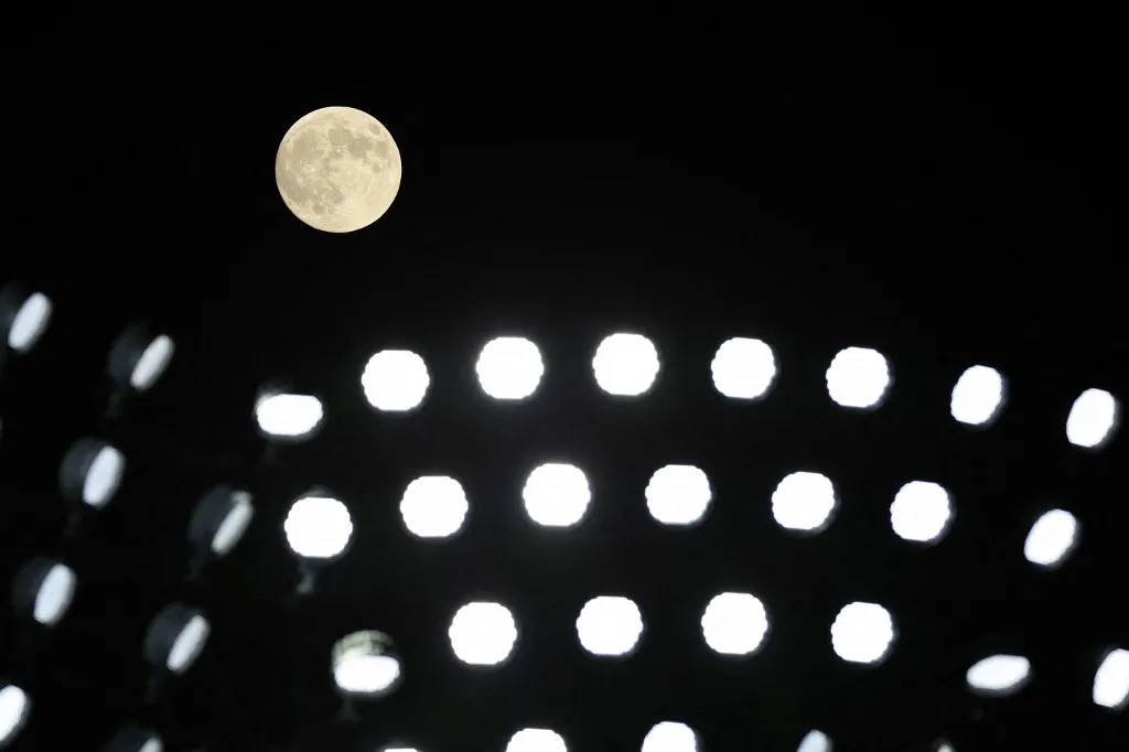 Superlua capturada em Nova York (EUA), sob estádio antes de jogo de futebol americano entre Los Angeles Dodgers e New York Mets no Citi Field