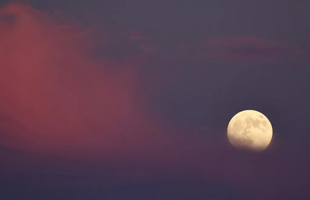 Corpo celeste ilumina céu do estado norte-americano da Califórnia