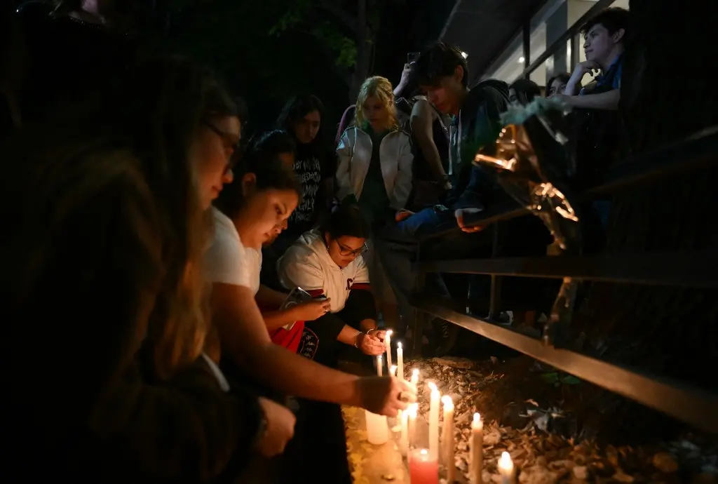 Imagem da notícia: Fãs prestam homenagem em porta de hotel onde Liam Payne morreu na Argentina; veja fotos 