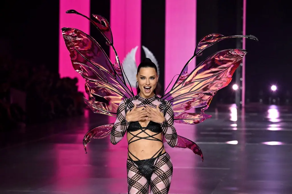 Imagem da notícia: Victoria's Secret: veja antes e depois de Adriana Lima em desfile da marca de luxo 
