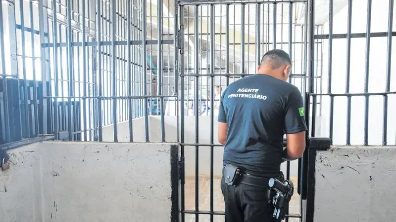 Imagem da notícia: Policiais penais são investigados por desviar peças íntimas fabricadas por detentos em presídio no CE