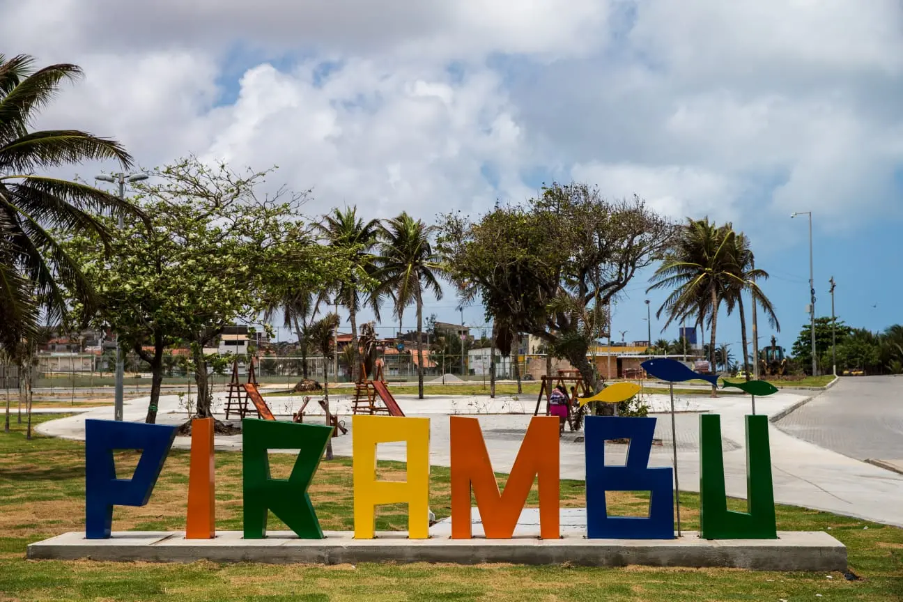Imagem da notícia: Pirambu ganha letreiro decorativo com o nome do bairro para atrair visitantes; veja imagens
