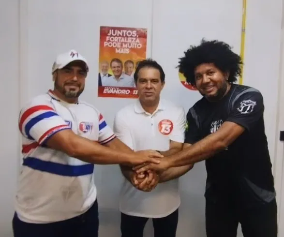 O candiadto Evandro Leitão (ao centro) de mãos dadas com os presidentes da TUF e Cearamor