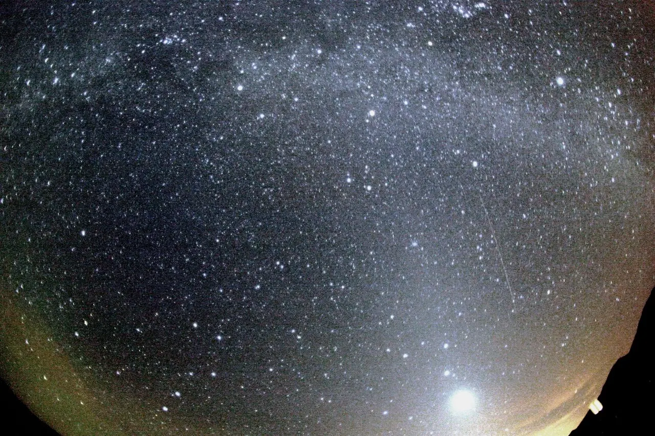 Pontos brilhantes de uma chuva de meteoros
