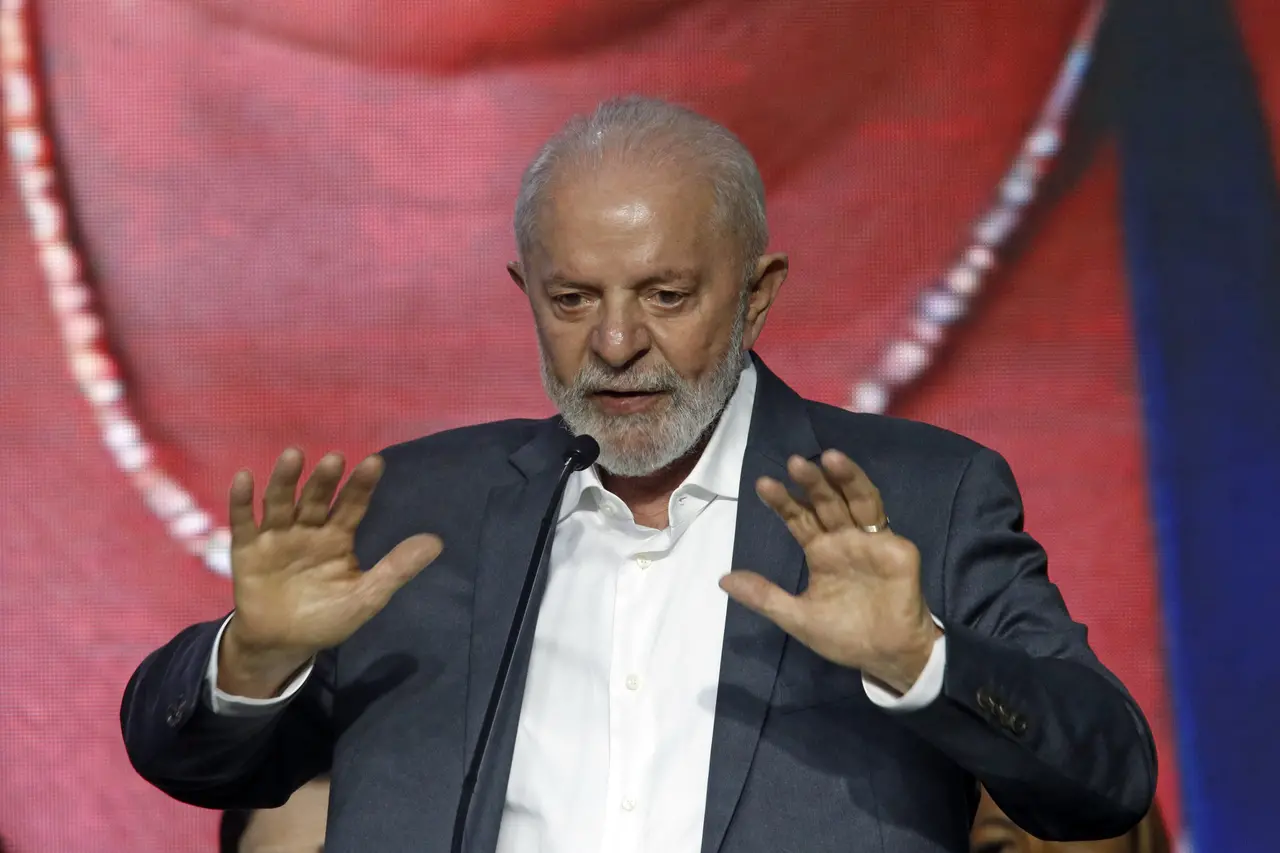 Imagem da notícia: Após acidente doméstico, Lula participará da Cúpula do Brics por videoconferência