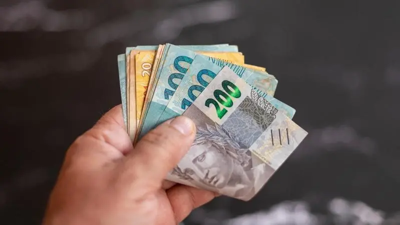 Cédulas de 100 200 e 20 reais