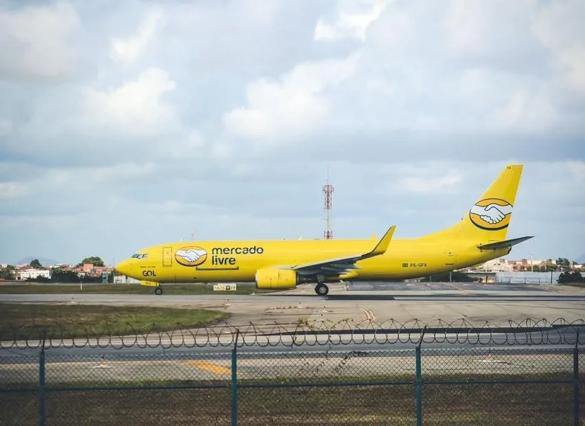 Avião do Mercado Livre no Aeroporto Internacional Pinto Martins. Ideia da empresa é focar em entregas rápidas