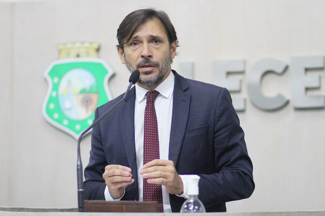 Sampaio continua no cargo de deputado estadual por mais quatro meses, na vaga da deputada titular Larissa Gaspar, que entrou de licença por motivos pessoais nesta terça (22)