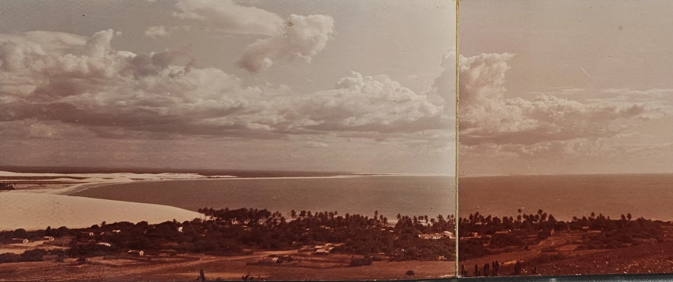 Vista das dunas e da Vila de Jericoacoara, em foto de agosto de 1982, registrada a pedido de José Maria Machado