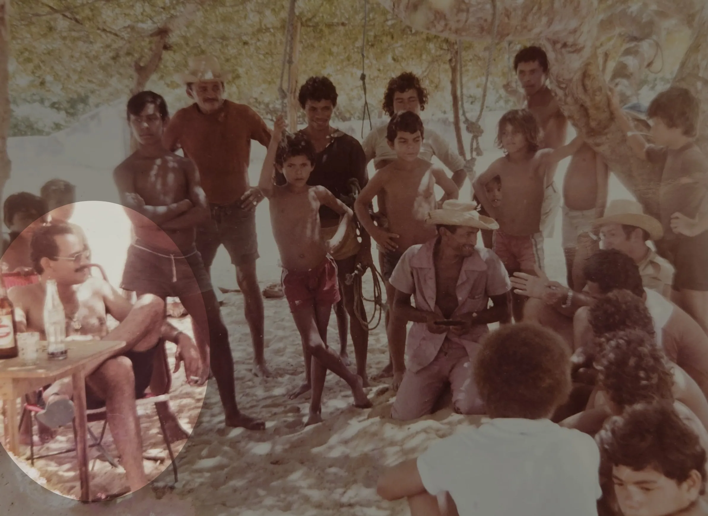 Imagem cedida ao Diário do Nordeste mostra José Maria Machado, de acordo com o sobrinho dele, Samuel Machado, ao lado de nativos da Vila de Jericoacoara