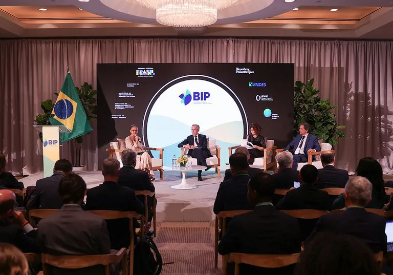 Na ocasião, estiveram presentes representantes dos bancos Asiático de Investimento em Infraestrutura (AIIB), Mundial, Interamericano de Desenvolvimento (BID) e do Novo Banco de Desenvolvimento (NDB)