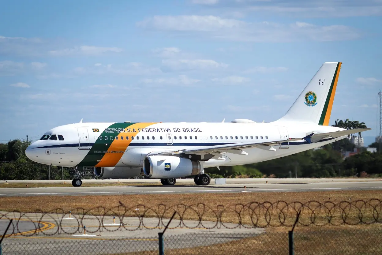 Imagem da notícia: FAB ainda não descobriu causas da pane de 'Aerolula' e avião segue no México, diz colunista