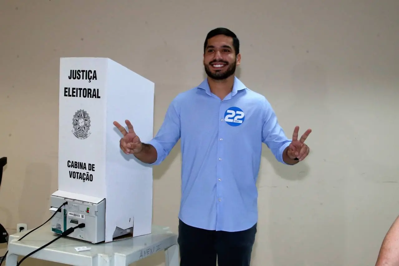 Imagem da notícia: André Fernandes (PL) vota e diz que em sua gestão 'vai chamar muita gente com experiência'