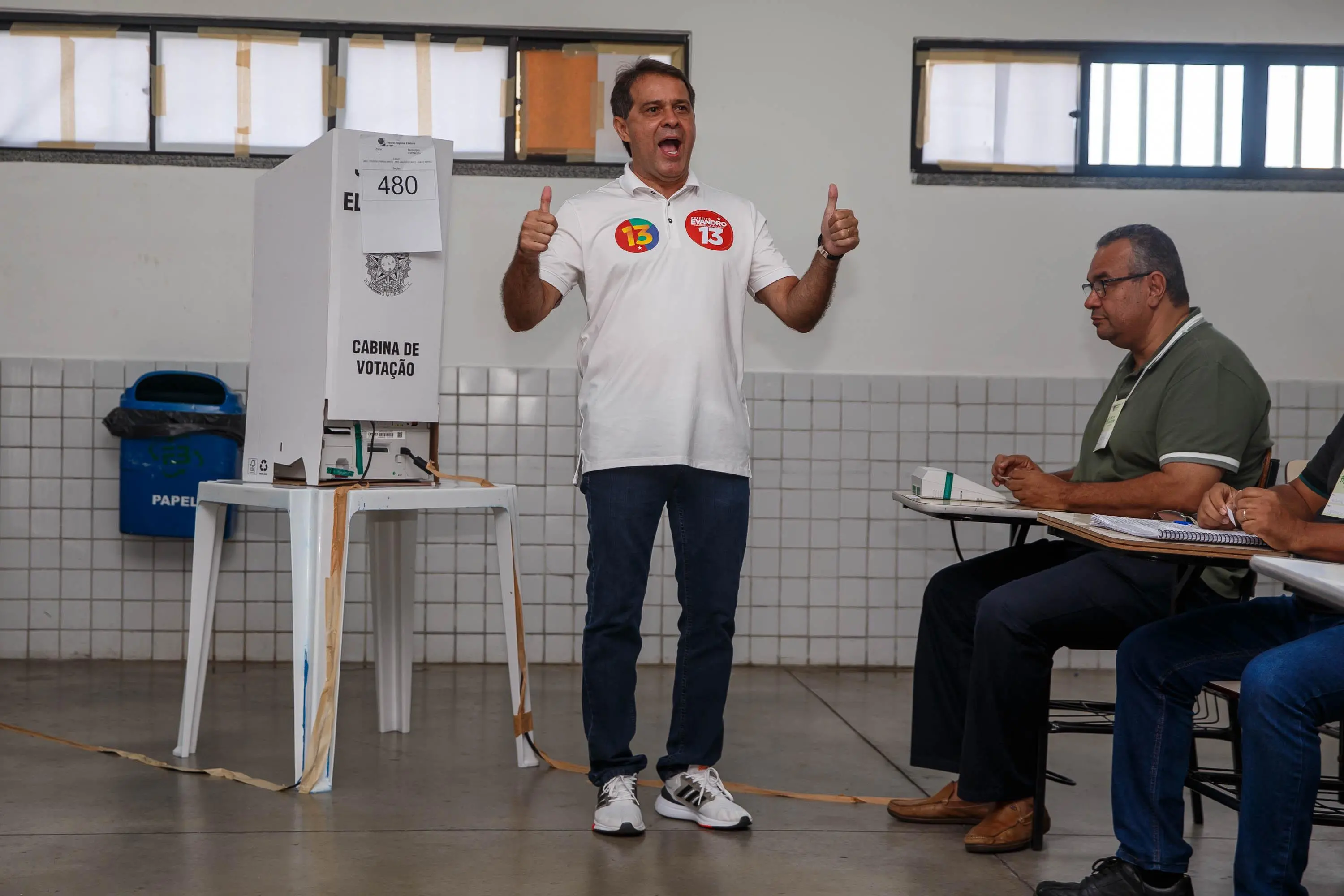 Imagem da notícia: Ao votar, Evandro Leitão se diz otimista: 'Fortaleza irá dar uma grande resposta'