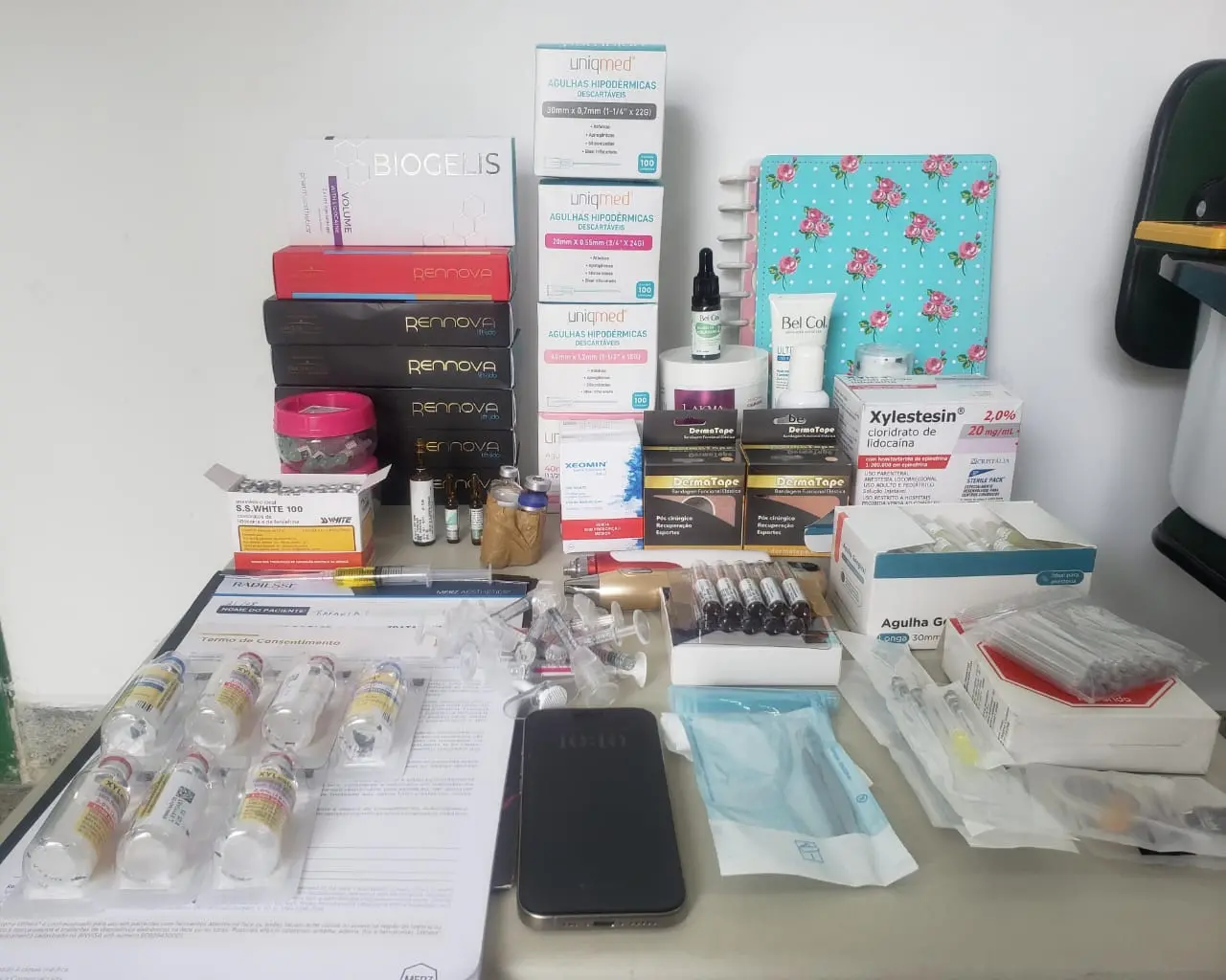 Imagem da notícia: Falsa médica é presa e clínica de estética é fechada em Fortaleza