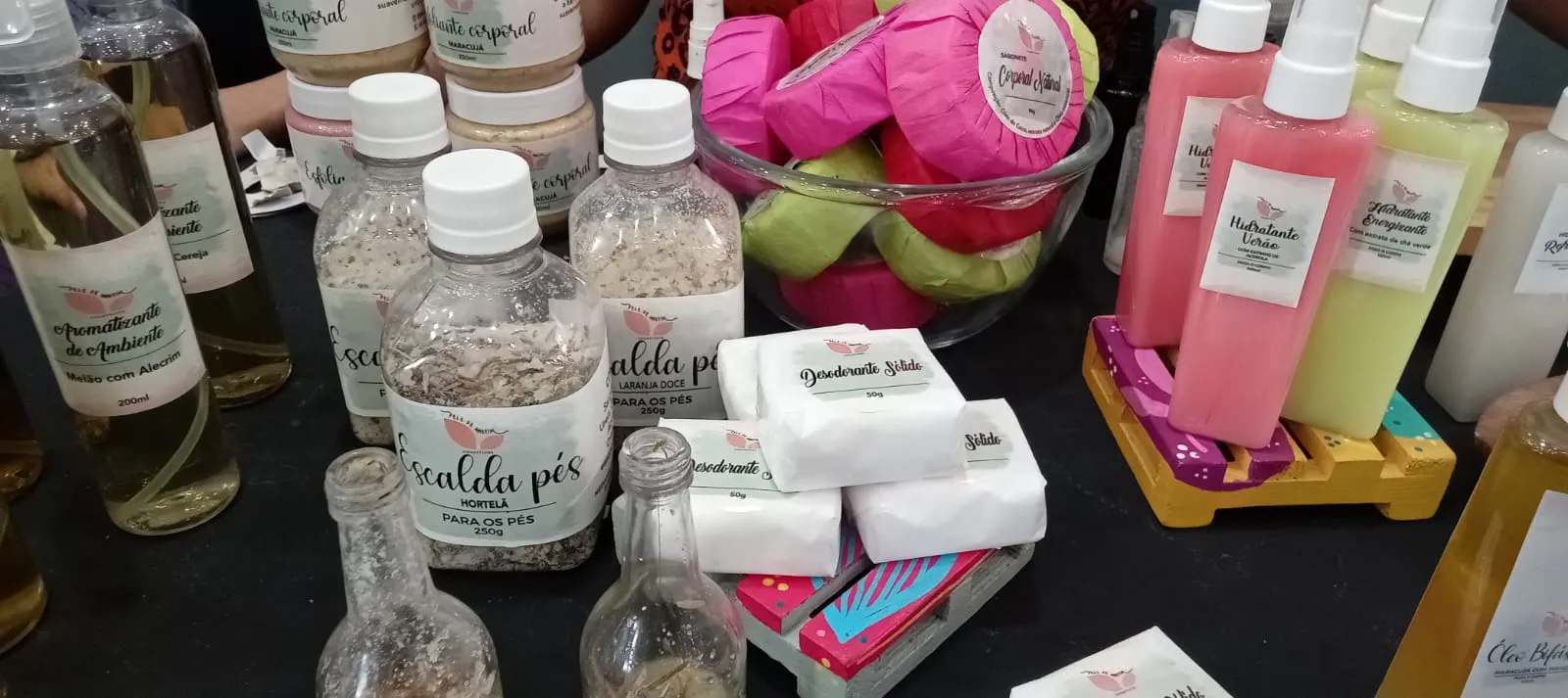 Entre os produtos, estão aromatizadores de ambiente, hidratantes e desodorantes sólidos