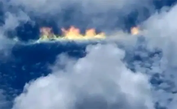 Frame de vídeo do arco-íris de fogo visto em Picos