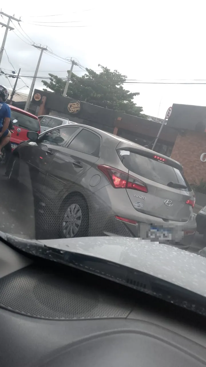 Avenida Jovita Feitosa tem trânsito confuso nesta manhã