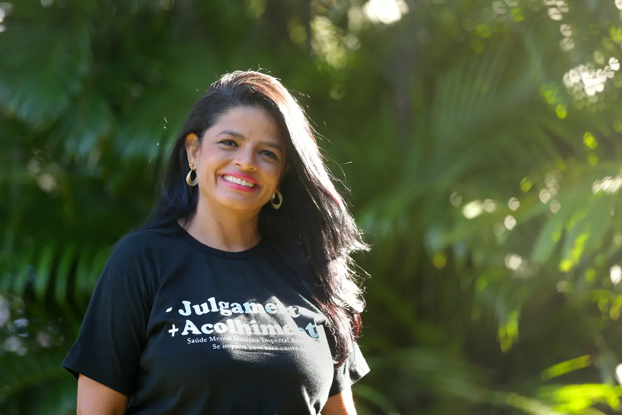 Ghislayne Paiva sorrindo para a câmera