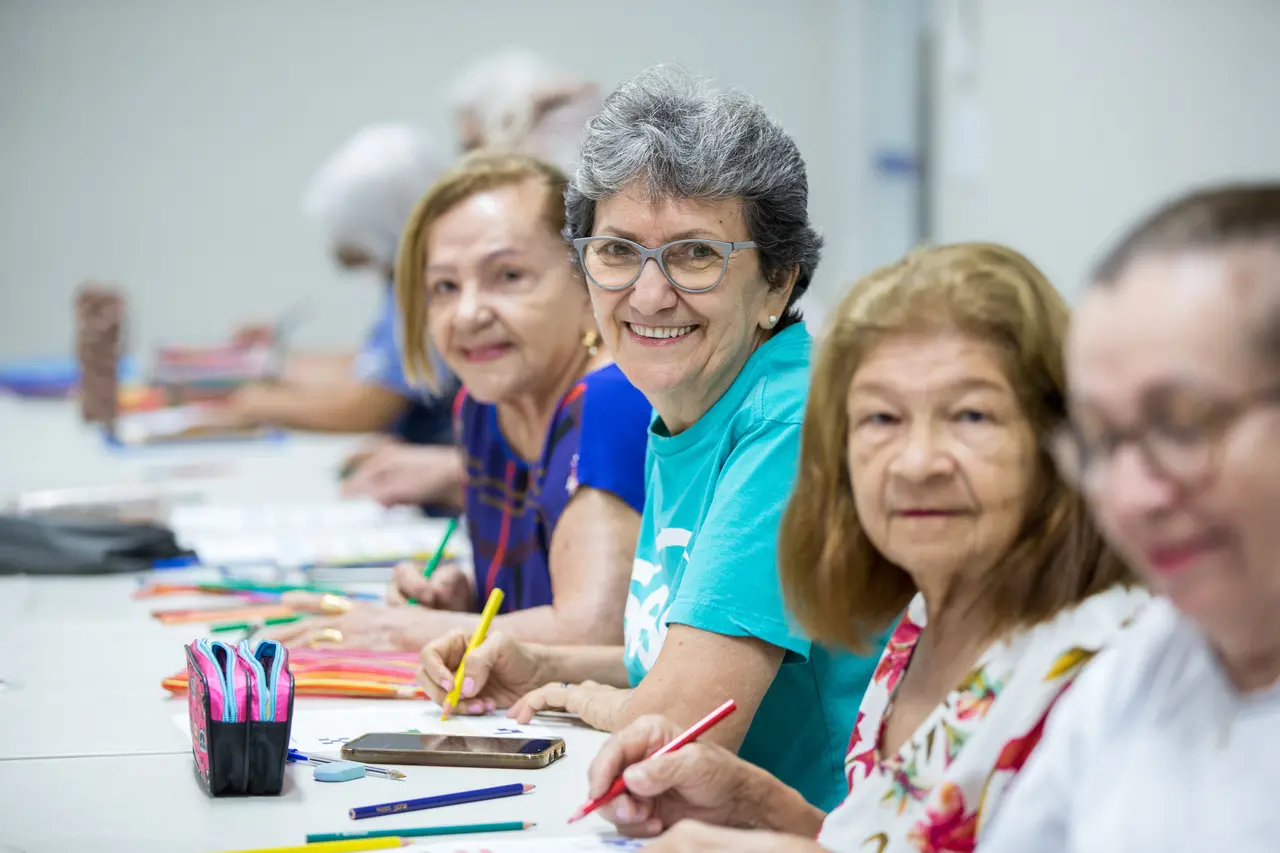 Mulheres realizando atividade de terapia educacional
